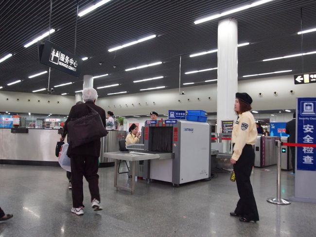 万博があることもあって、荷物検査が、改札で行われる。<br />ラッシュ時はどうなるんだ？<br />そして、中国にラッシュとかあるのか？