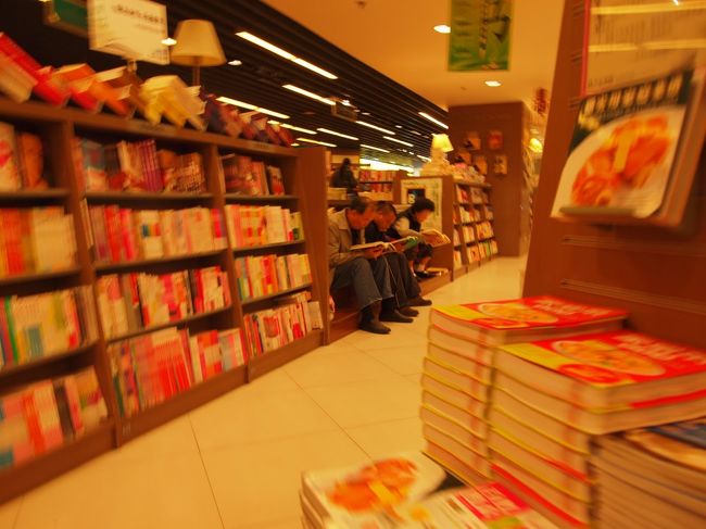 本屋では、段差にみんな座って本読んでる。。