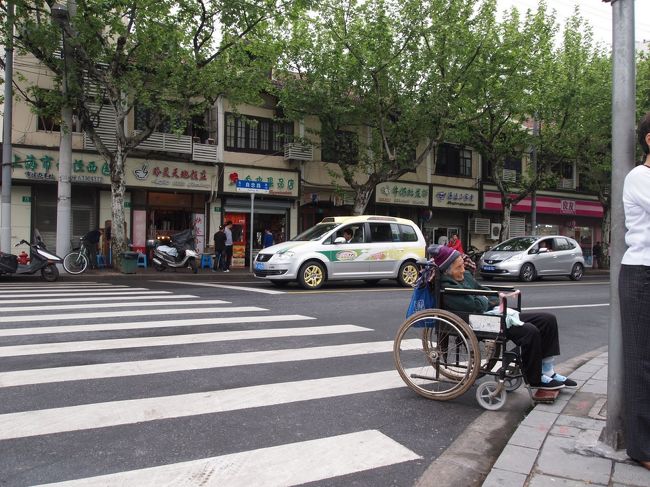 車椅子のおばあちゃんが、交差点で寝てる。。。