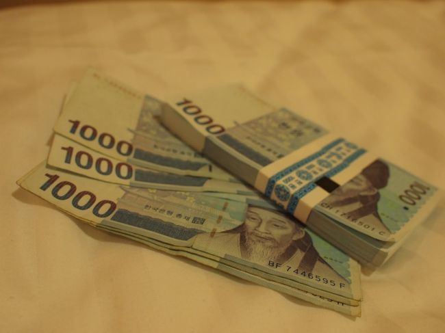 １万円をウォンに両替。。<br />すごい量になってるんだけど。。。<br />１枚１００円くらい。<br /><br />金銭感覚がわけわからんくなる