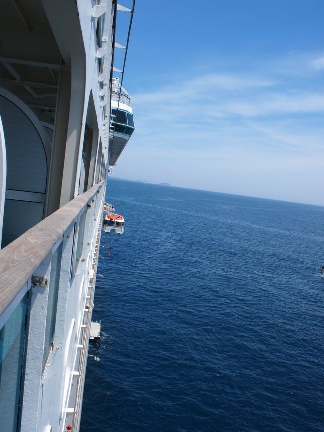 チェジュ島には、大きな船が入港できる港がないので<br />海上で船に乗り換え、チェジュ島へ。<br /><br />１５００人くらいを、１００人弱乗れる船に乗り換え。