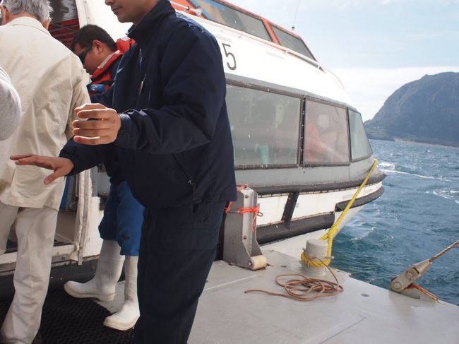 海上での乗り換えなので、<br />波があって結構危険。