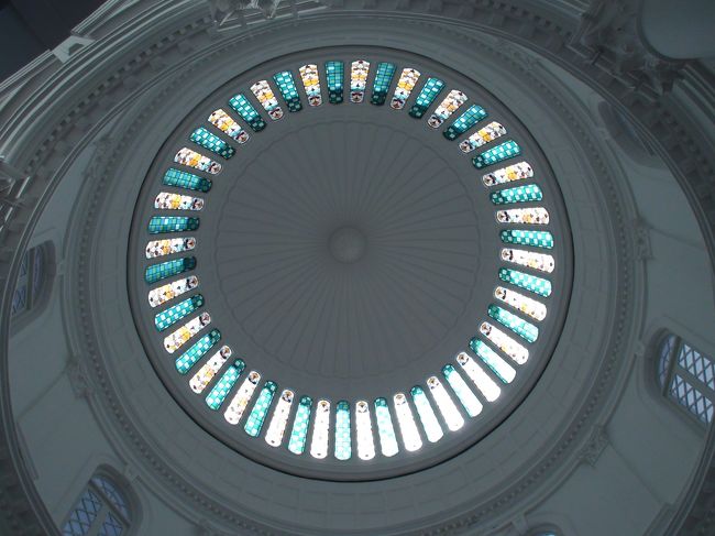 シンガポール国立博物館へ。内部のガラス。<br />常設展は日本語解説のオーディオが貸し出されてわかりやすいです。かなりボリュームあります。<br />シンガポールの成り立ちから戦争のことなど、日本との関係も取り上げられています。