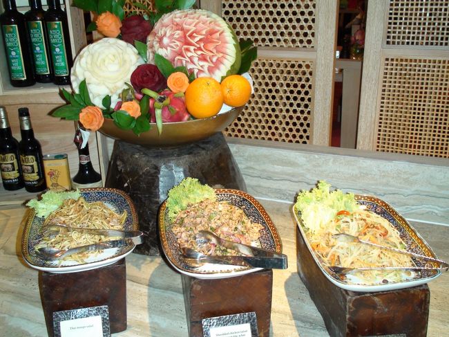 こちらはタイ料理コーナー。各国料理だけに、日本の刺身などもあります。生牡蠣も！