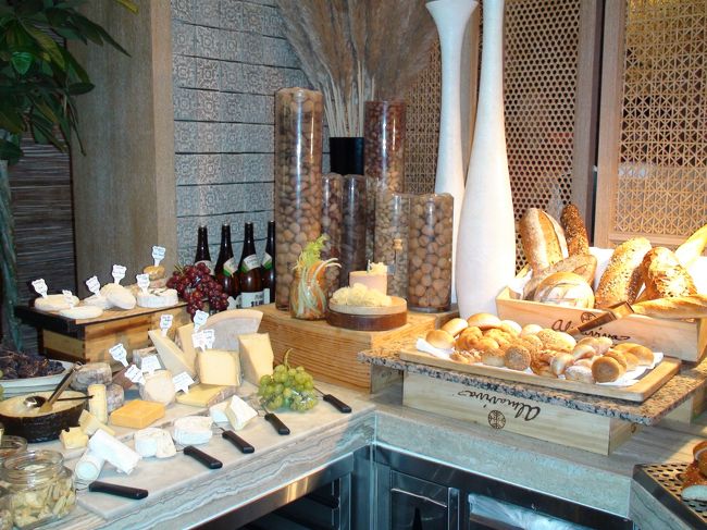 各種チーズにパロマハムなども。