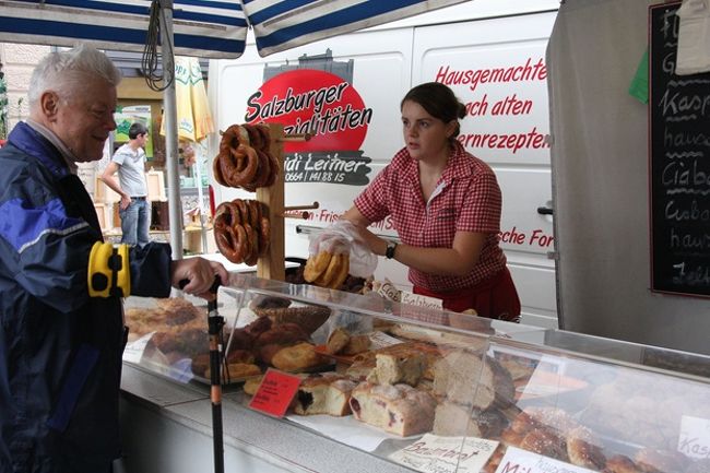 パン屋の店先で品定めするオジサンと店員の優しくも真剣なまなざし　<br /><br />He is making comments on bread, donut and pretzel. <br />She accepts him earnestly.