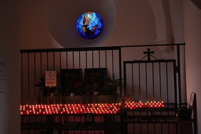 青い地球を思わせるステンドグラスと蝋燭の灯が厳粛ながら心温まる雰囲気を醸す 幸せを感じさせてくれる非日常的空間 <br /><br />Stained-glass of　blue earth image and candle lights make it solemn but warm atmosphere of happiness.