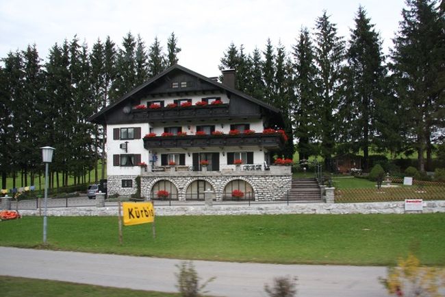 「カボチャあります」の黄色い看板を掲げたペンション風の「赤い花の家」 <br /><br />A red flower house of pension style showing a yellow sign of sale ‘Pumpkin’