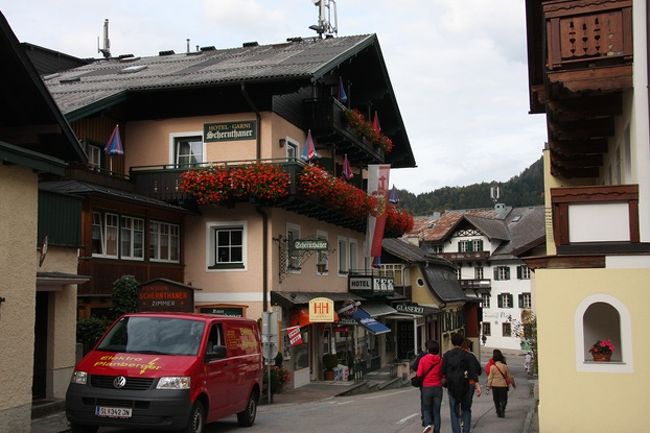モーツァルトの母の生誕地サンクト・ギルゲンの町並　　ホテルやペンションが並ぶ <br /><br />St.Gilgen is the birth place of W.A.Mozart’s mother. Hotels and pensions lined.