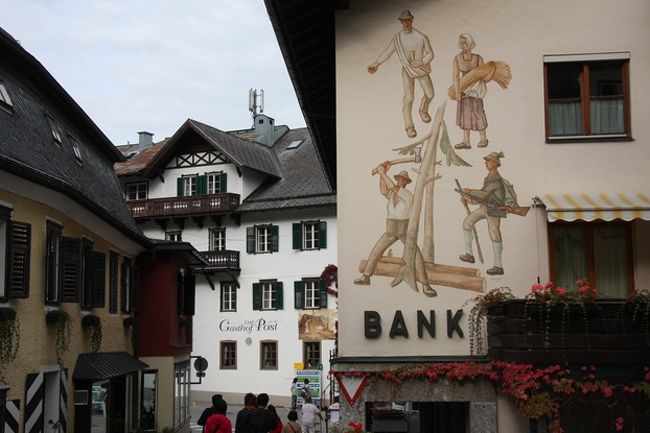 サンクト・ギルゲンの街中の銀行の壁の絵は農業、林業、狩猟業などへの融資先を表すものか？　　<br /><br />Does a drawing on the wall of bank indicate occupations they finance?