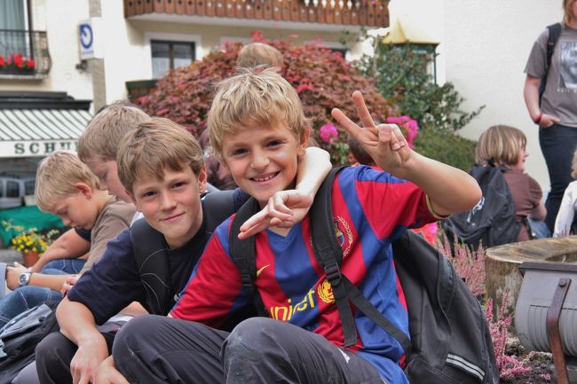 見学に来ていた小学生に写真を撮ってとせがまれた　Vサインは世界共通みたいだ。　　　<br />　　　　　　<br />Boys on school excursion　badgered me to take a photo of them in front of<br />Rathaus.