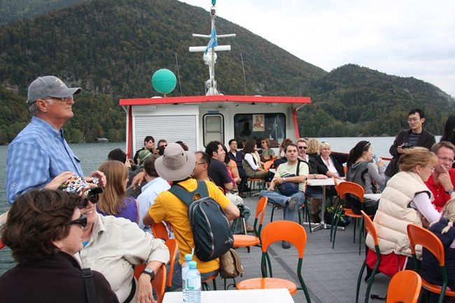 ザンクト･ギルゲンからザンクト・ウォルフガングへ渡る船上の人々　その1<br />　　<br />Passengers on board from St.Gilgen to St.Wolfgang