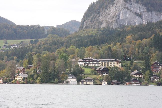 ザンクト・ウォルフガング湖上からの眺め　湖に迫る巨大な岩山に圧倒される <br />　　<br />View from ferryboat on St.Wolfgangsee 　 Huge rocks overpower us tourists.