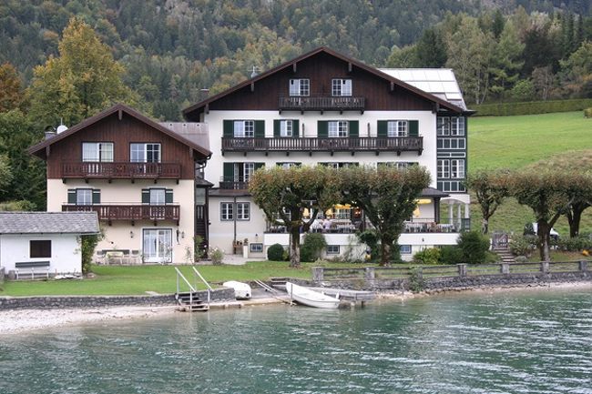 ひっそりと静まり返ったオフシーズンのホテル.<br />　湖上から眺める景色はすばらしく、緑の牧草地、花に飾られた家々、教会、ホテルなど、絵のような、という表現がふさわしい。<br />　　　　　　　　　　<br />A hotel in　a calm on the seaside of St.Walfgangsee after high season.