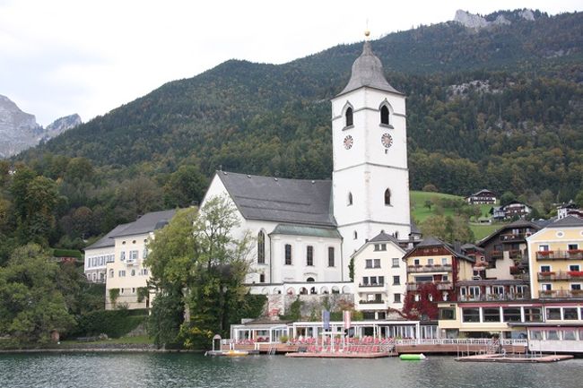 白く美しいザンクト･ウォルフガングの教会の塔（鐘楼） 　<br />　　<br />The beautiful white tower of the chapel in St.Wolfgang