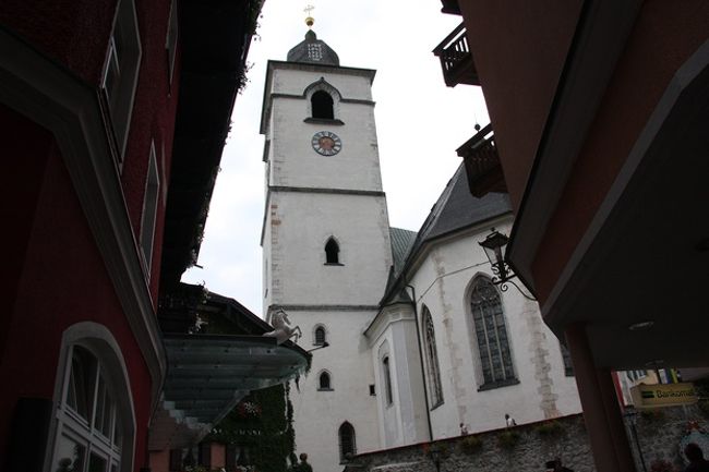 ザンクト･ウォルフガングの教会の前のホテル白馬亭　玄関上に白馬が見える　<br />　<br />The stature of horse can be seen on the entrance of Hotel White Horse in<br />St.Wolfgang.