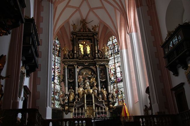 教会の豪華な祭壇　　　見事さを言葉で表現するのは難しい　　　　<br /><br />The alter of the chapel is too gorgeous to explain with words.