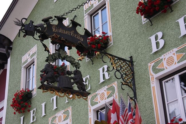 ビール醸造所の鍛鉄製の看板　　２頭のライオンが麦を樽に仕込んでいる　<br /><br />Two lions are working for brewing on a signboard of　LEITNER BRAU.