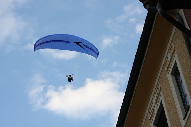 突然舞い降りてきたパラセールに乗った衣青人（異星人）(笑)　　<br />　<br />Suddenly a blue parasail descended and made me push shutter button.