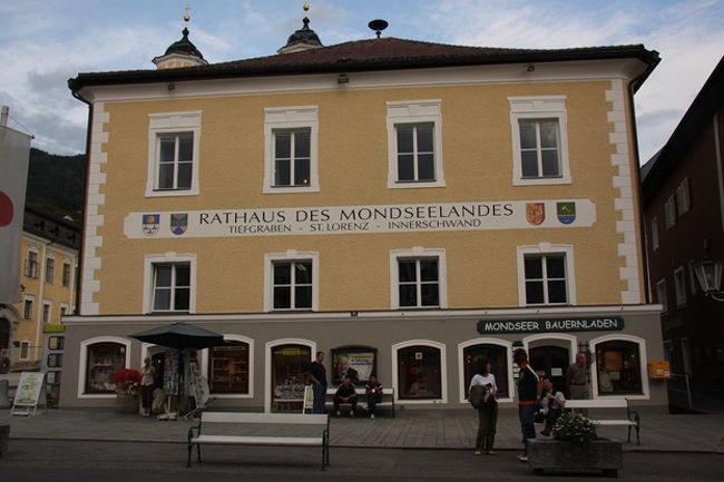 モントゼーの町役場　　一階には「農民の店」の表示がある　　　　17:14　<br /><br />Farmer’s shop (bauernladen) is open on ground floor of town hall of Mondsee.<br />