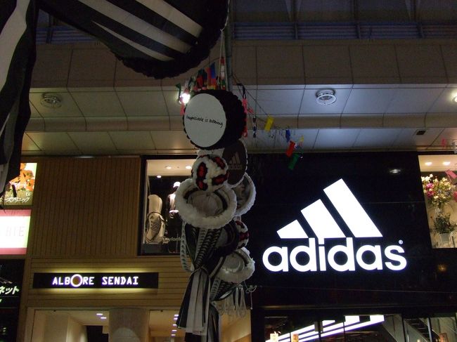 アディダスも作ってます。<br /><br />アディダスらしさがでていますよね。