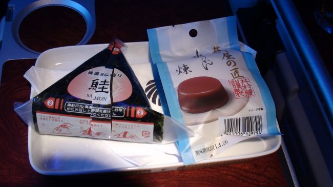 おにぎりと羊かんの夜食。<br /><br />どら焼きか羊かんから選べました。