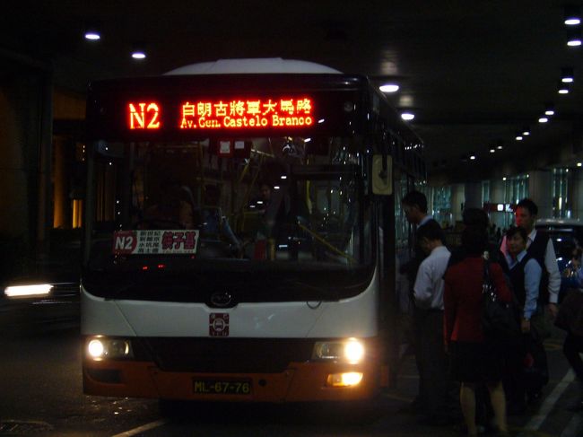 空港職員に教えてもらって、市バスで中心地まで向かいます。<br />夜中なのに、乗客いっぱい。バスはすごいスピードで駆け抜ける！