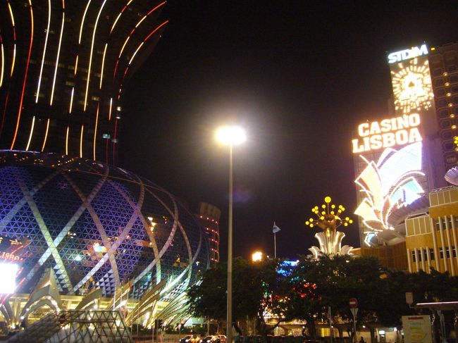 20分ほどバスに揺られて、到着！<br />さすが、眠らない街マカオ。夜中だというのに、キラキラまぶしい華やかさ☆<br />今夜はカジノで夜明かし。いざ、勝負！(笑)