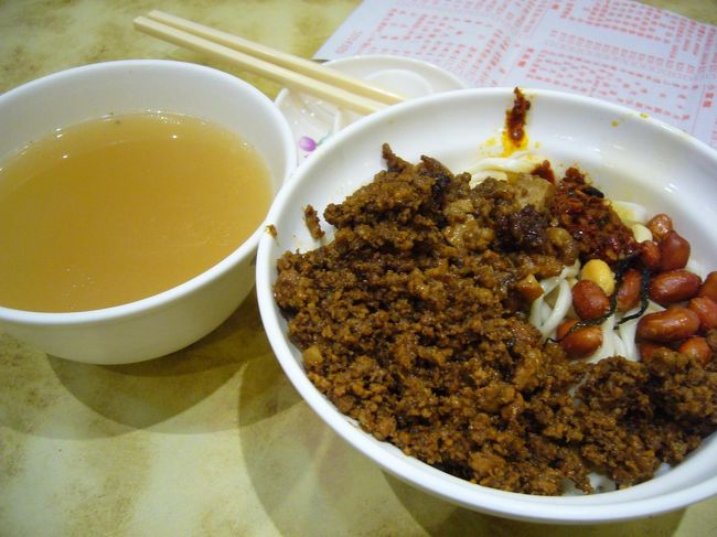 小腹が空いたら戦はできぬ…というわけで、夜食DE中華B級グルメ♪<br />・・・酸辣湯麺を頼んだはずなのに、なぜかジャージャー麺が出てきましたが(汗)　本格的な味で美味！<br />