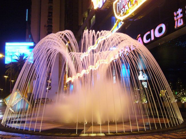 明け方までカジノで遊んだら、猛烈な眠気が・・・少し眠りに行きましょう。<br />マッサージ屋さんで仮眠を取れるという情報をつかんだので、それらしきお店を探し、ウロウロ。<br />途中、綺麗な噴水発見。思わずパチリ。