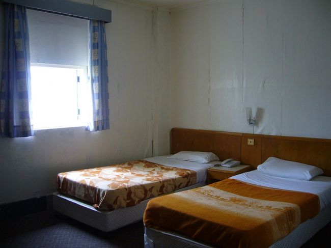 お部屋の中はこんな感じ。<br />う・・・劇的に古臭い(泣)　<br />でも寝に帰るだけだしね、と自分を励まします。