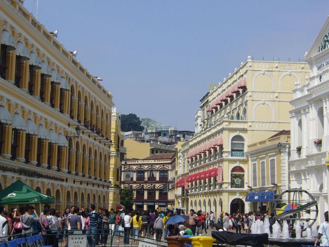 セナド広場から、観光スタート！<br />週末だからか、すごい人出で賑わうセナド広場周辺。<br /><br />東南アジア気分が抜けず、薄着で旅立ってしまった私。とにかく寒く。。。まずは広場周辺のお店で長袖GET。ふぅ、あったか〜い。