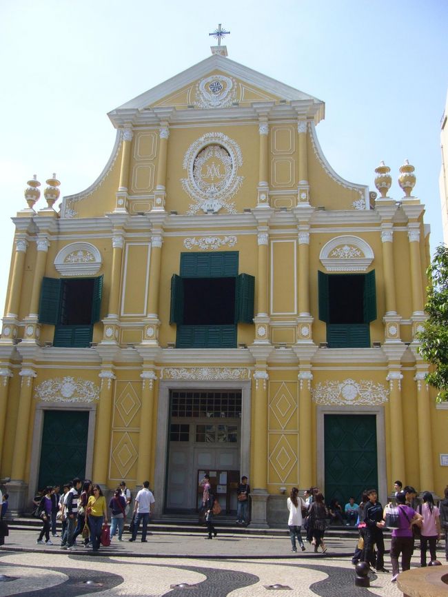 聖ドミニコ教会。<br />明るい黄色の、真新しい感じの建物。<br />おとぎ話に出て来そうな可愛さ。