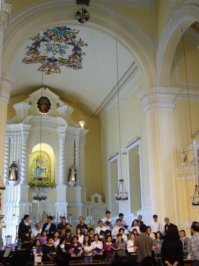 中を覗いてみたら、信者の方々が聖歌コーラスの練習中。<br />皆さん楽しそう♪<br />