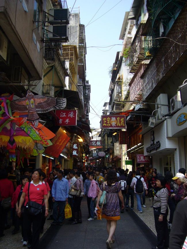 かたや、中華圏らしいごちゃごちゃした街並も。<br />お土産屋さんや食べ物屋さんの呼び込みも激しく、アジアンカオスたっぷり！