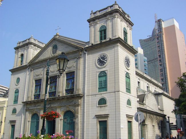 カテドラル。<br />石造りの重厚な外観、色鮮やかなステンドグラスがアクセントとなっており、なんとなく心惹かれる。<br />中に入ってみたかったけれど、ちょうど閉館していて残念。