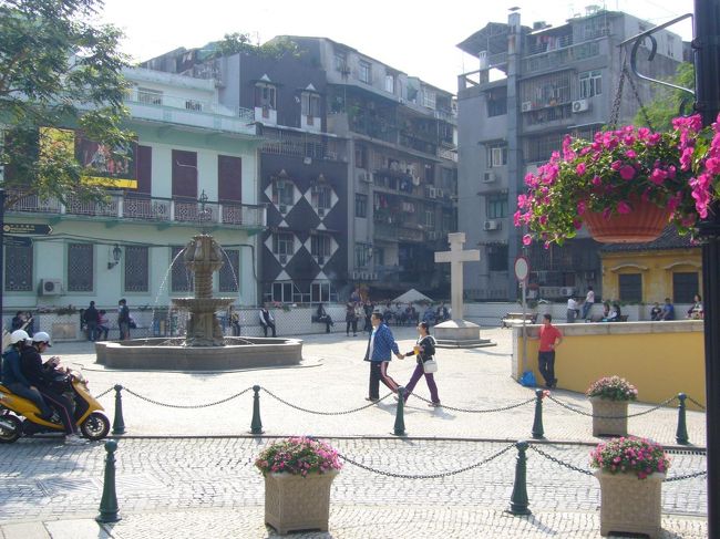 カテドラル前の広場。<br />カップルが手をつないでお散歩していたり、おばあちゃんたちが井戸端会議をしていたり、地元民の憩いの場になっていました。<br />私もベンチに座り、しばし休憩。