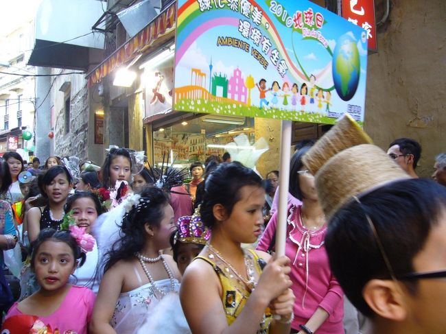 現地の子ども達の仮装パレードに出くわしました！<br />ちょっと背伸びしてドレスアップしている女の子たち。男の子たちは…子どもらしい素朴さ満点(笑)<br />みんな可愛い〜。<br />