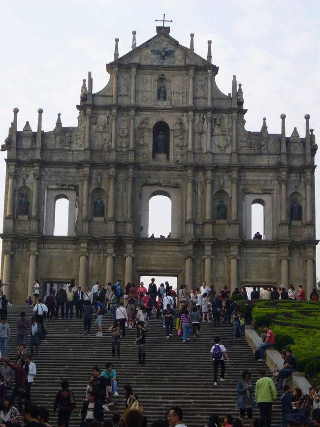 てくてく坂道＋階段を登って、やってきました、聖ポール天主堂跡。<br />これぞ、マカオのシンボル！荘厳な雰囲気です。