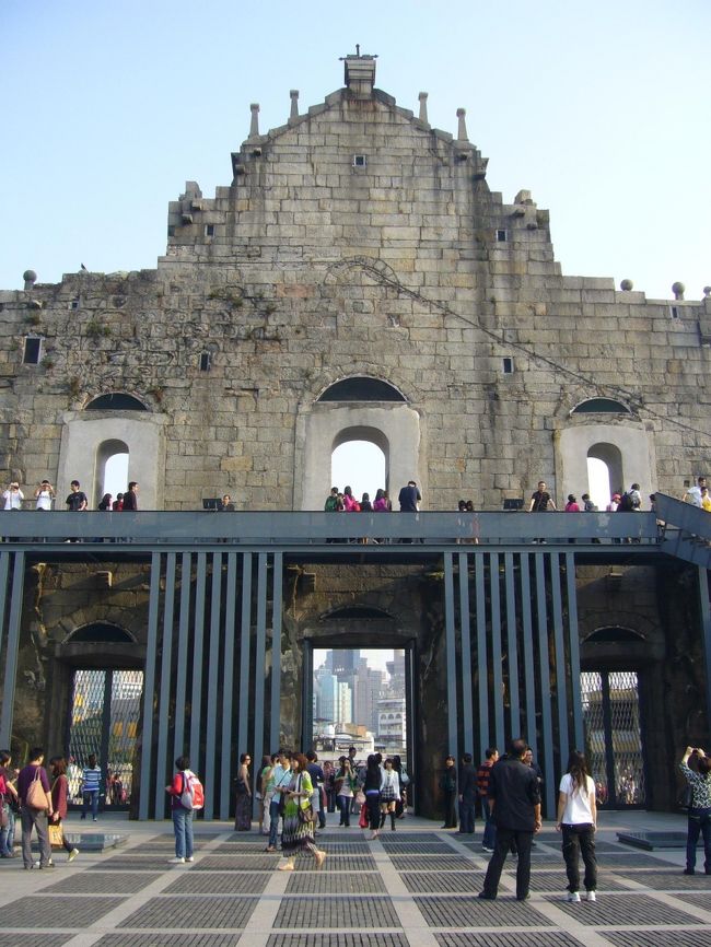 ファサードの入り口をくぐり、背面に回ってみました。なんとなく「ぺらっ」と薄い建物だ(笑)