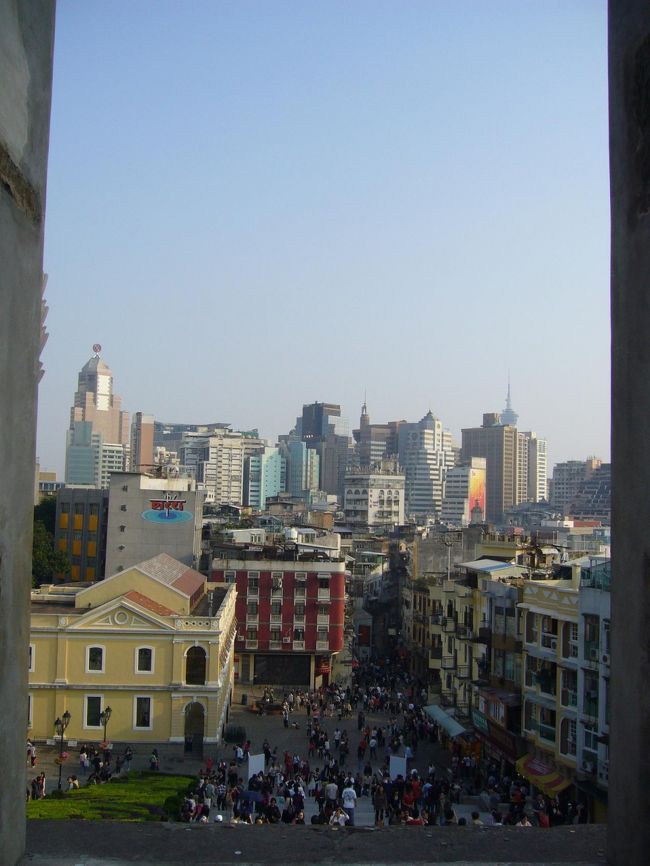 背面の階段を昇り、中段(踊り場)へ。<br />窓(？と呼んでいいのか？）からは、マカオの街並が一望できます。景色も風も気持ち良い。