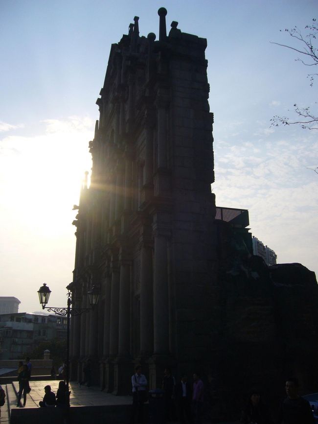 夕日を反射してキラキラと輝く、聖ポール天主堂跡。<br />良い写真が撮れました！この旅のベストショット。