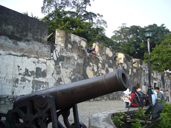 聖ポール天主堂跡の公園を通り抜け、モンテの砦へ。<br />砦を張り巡らすように配置された大砲、迫力満点です。
