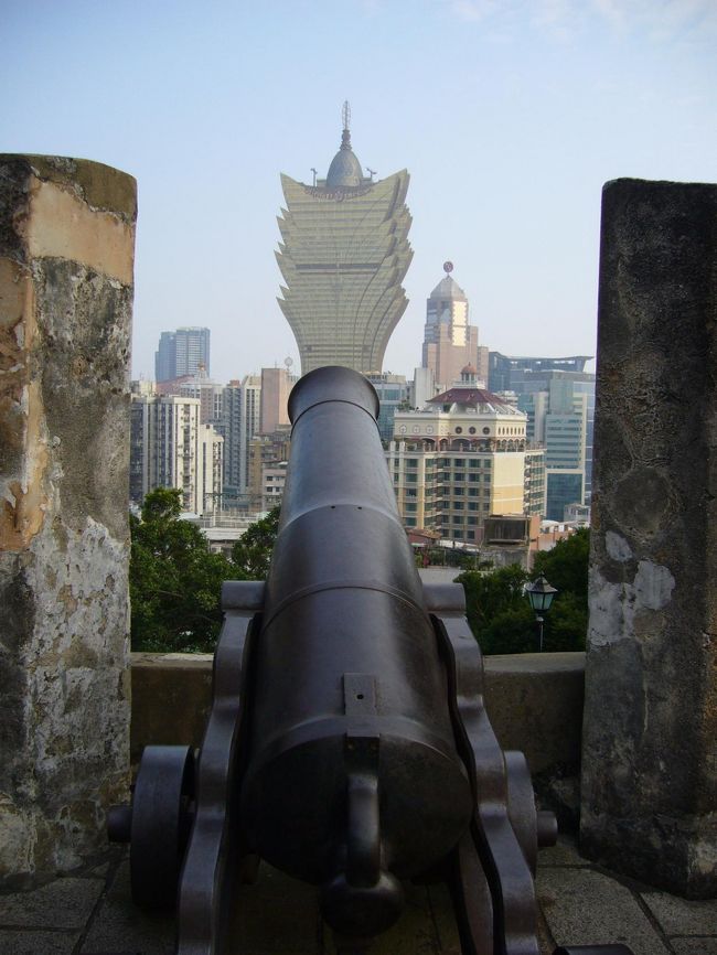 これこれ。この構図、インターネットで見た！！<br />大砲は、高級ホテル・グランドリスボアに焦点が当てられています。なぜ？！