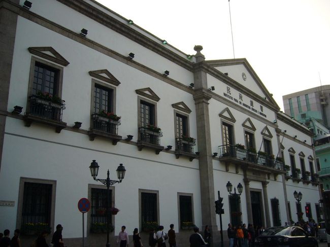 白亜の外観が美しい民政総署。コロニアル〜☆<br />政府系の建物で、ここで運転免許証とか発行されているらしいです。<br />世界遺産が、まさに生活に溶け込んでいます。<br />