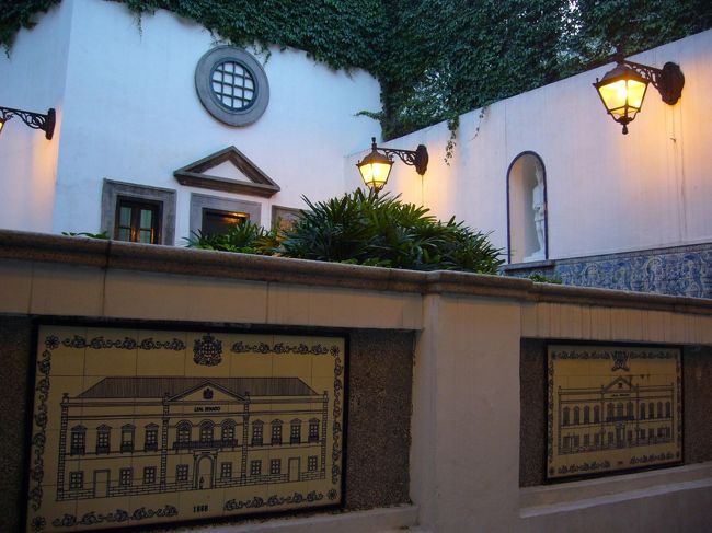 夕暮れのマカオ。歩きつかれて、民政総署の美しい中庭で小休憩中。<br />タイルに描かれたミニチュア民政総署。持って帰りたい！