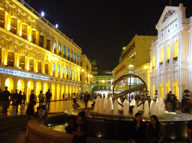 煌びやかにライトアップされた、夜のセナド広場。<br />ロマンチック！