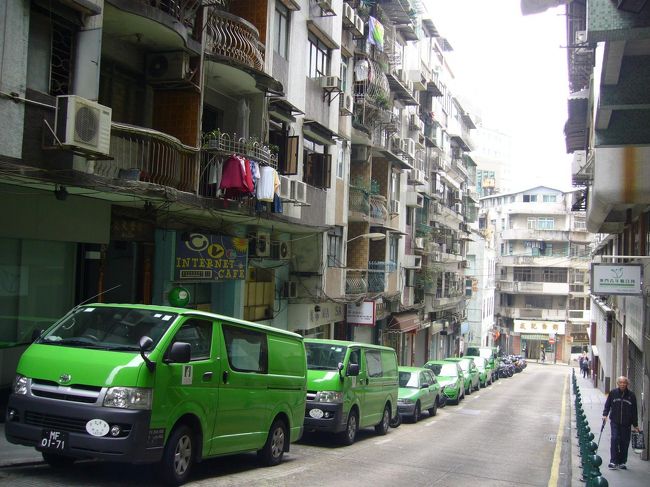 DAY3：マカオ→シンガポール<br /><br />旅行最後の日。タイムリミットが来るまで、精一杯街歩きを楽しみますよ〜。<br />観光に出かける途中の路地。なぜか連なる緑の車。おもちゃみたいで、なんだか可愛いぞ。