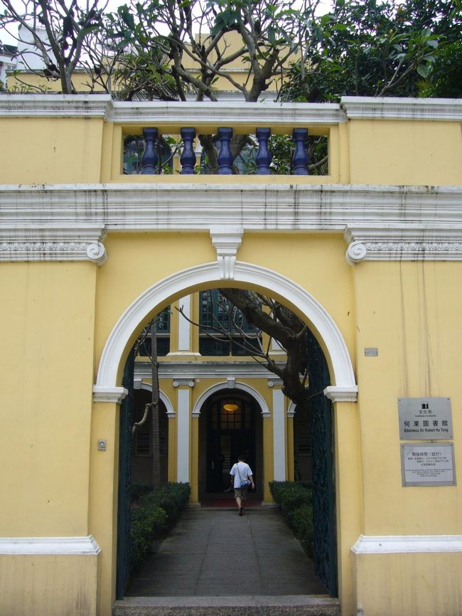 ロバート・ホー・トン図書館。<br />富豪のお屋敷を改装して造られた図書館。<br />建物はゴージャスだけれども、地元の学生が集まって宿題していたり、けっこう庶民的(笑)