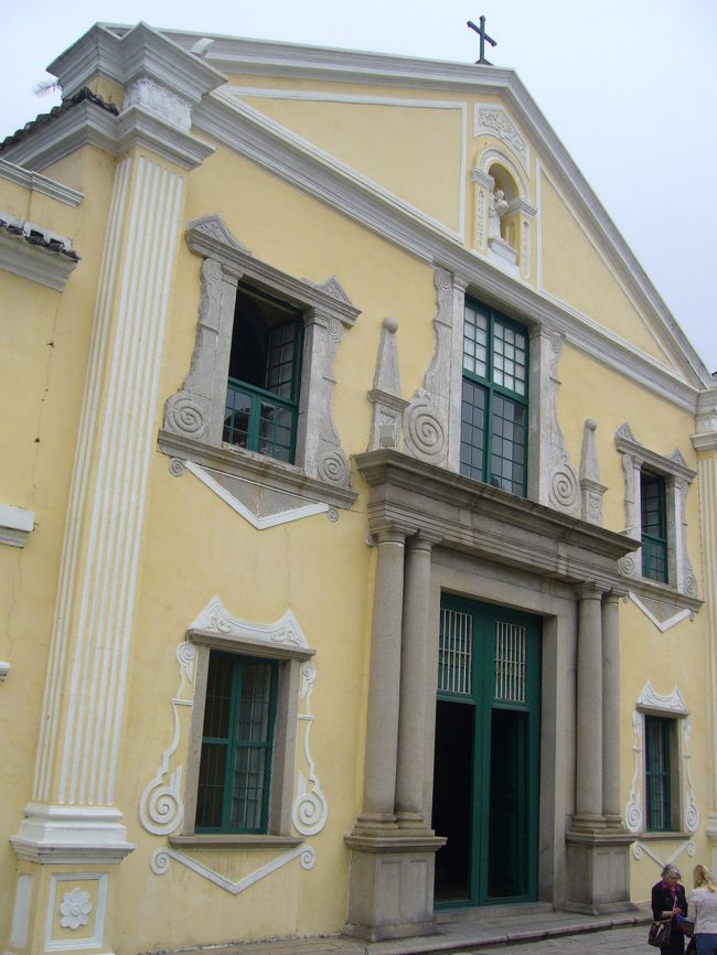 しっとりと落ち着いた佇まいの聖オーガスチン教会。<br />やや色あせたクリーム色が、歴史を感じさせます。<br />